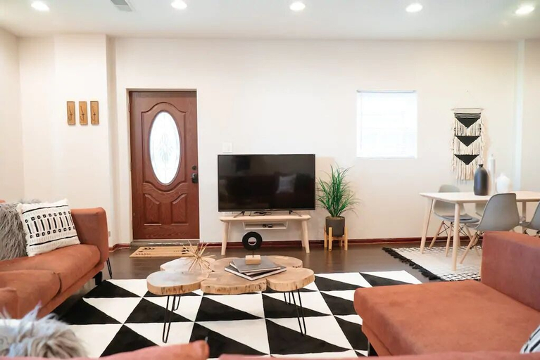 Living area 4, 2BR Apt - Central Modern, Cook