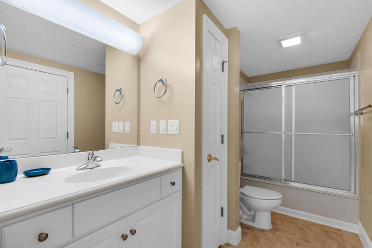 Bathroom 3, Treasure Island 605, Bay