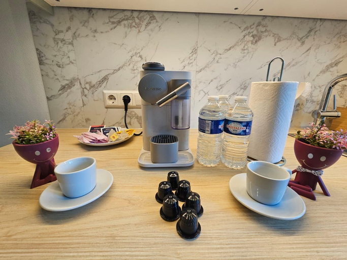 Private kitchen 4, Ideal city stay 1BR near train station, Luxembourg