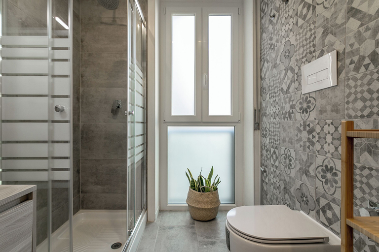 Bathroom 4, Modern Studio with Balcony in Milan, Milano