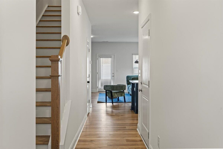 Living area 2, 3BR Townhouse Mins to Uptown Charlotte, Mecklenburg