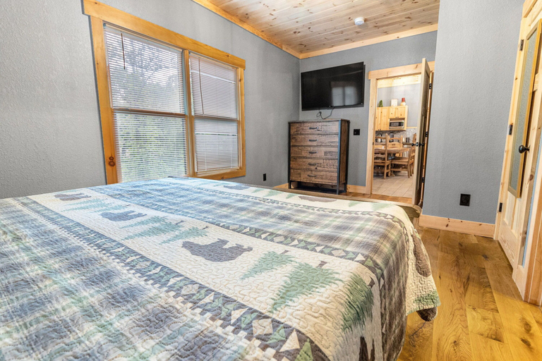 Room 4, Whispering Whiskey, Sevier