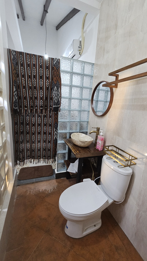 Bathroom 5, Luxury Room 2 with Pool @ Pondok Raima, Gresik