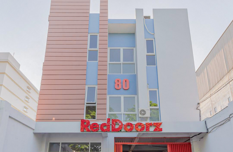 Exterior & Views 2, RedDoorz Plus Syariah @ Raya Nginden 2, Surabaya