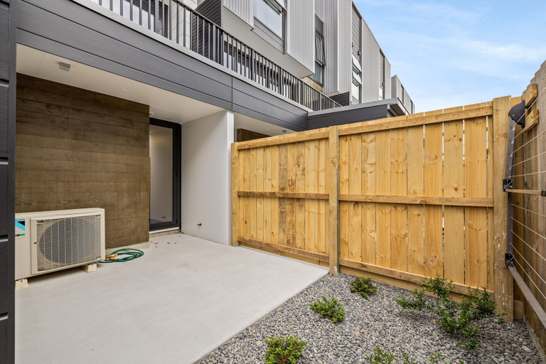 Terrace/patio 2, Spacious 3 Bedroom Townhouse - Close to Stadium, Christchurch