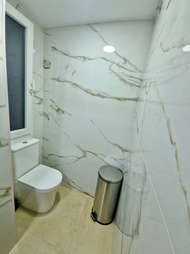 Shared bathroom 2, Velvet Hostel Business, Madrid