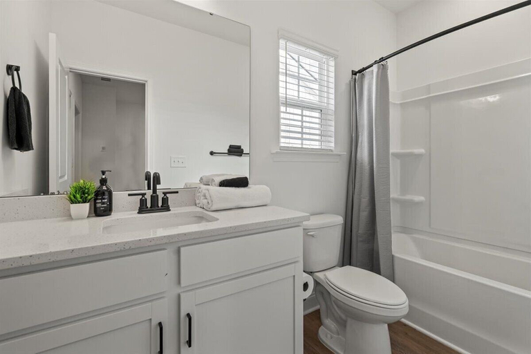Bathroom 3, 3BR Townhouse Mins to Uptown Charlotte, Mecklenburg