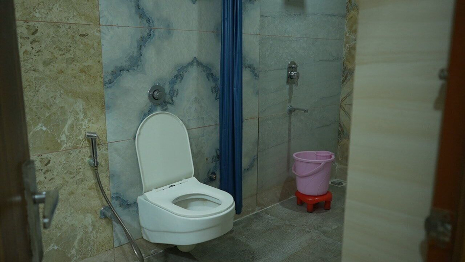 Bathroom 5, Hotel Holiday Fun Resort, Jaipur