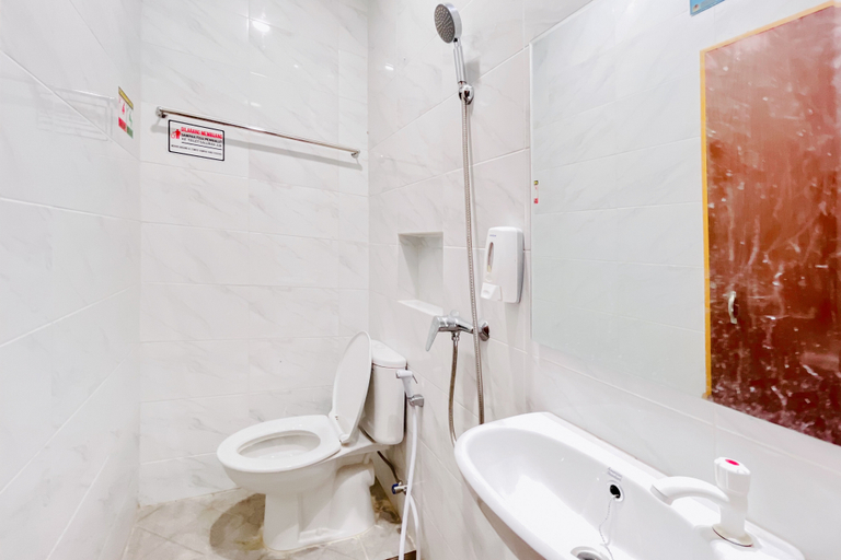Bathroom 5, Urbanview Hotel Bilal Medan, Medan