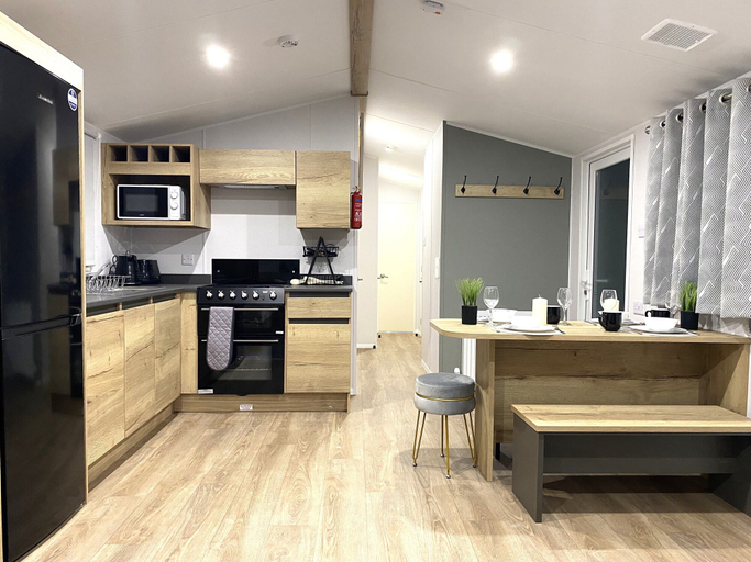 Private kitchen, BAF Luxury Stays - Caravan Sleeps 8, Northamptonshire