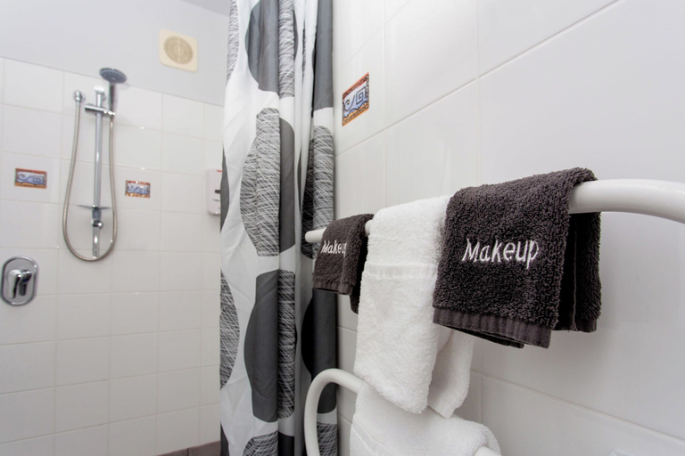 Bathroom 3, Carters Beach Top 10 Holiday Park, Buller