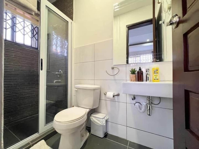 Bathroom 5, Apartment in East Airport, Accra
