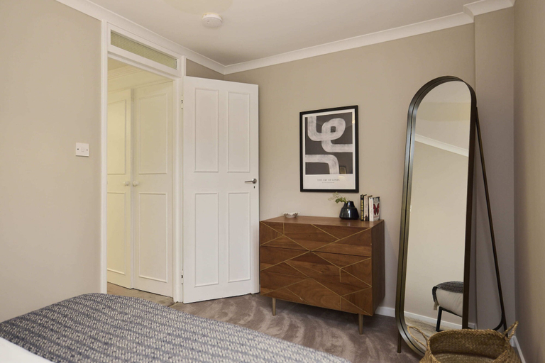 Room 2, Chiswick Townhouse with Garden & Parking, London