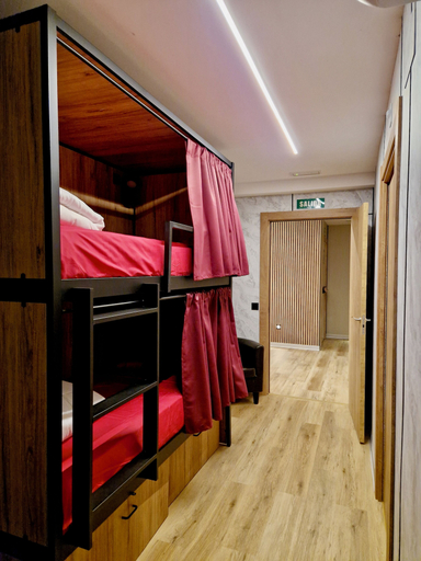 Room 4, Velvet Hostel Business, Madrid