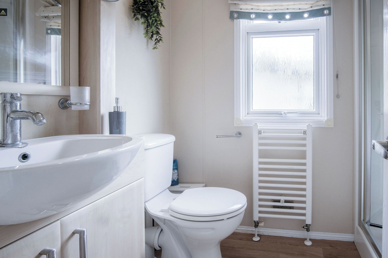 Bathroom 3, 1 Manor Lodge - 3 Bedroom Lodge - Pendine, Carmarthenshire