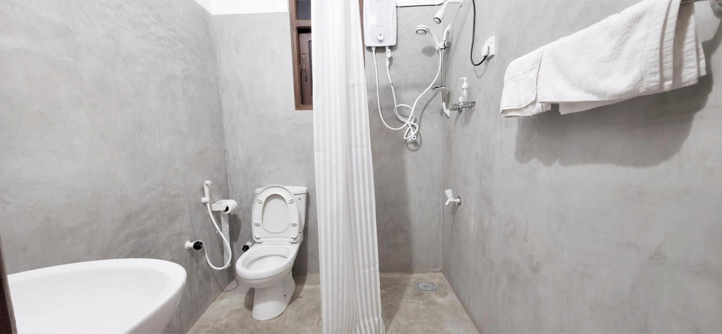 Bathroom 4, Lake View Resort, Wattala