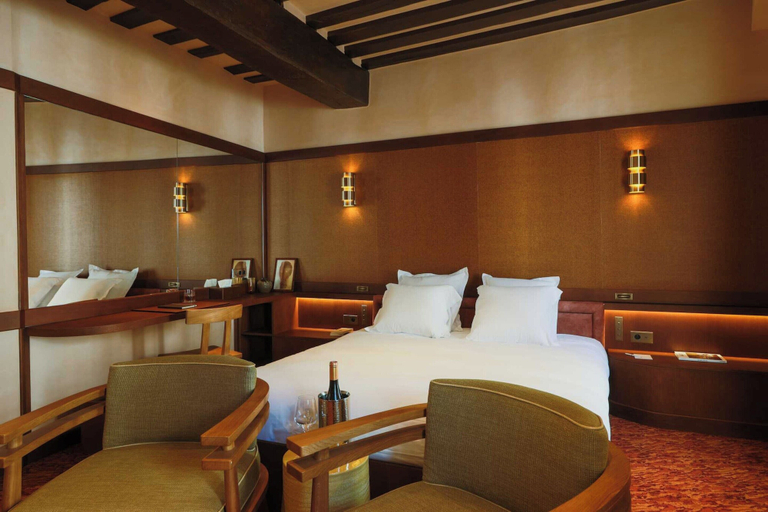 Room 5, Confidential Room 5, a stone's throw from the Louvre, Paris