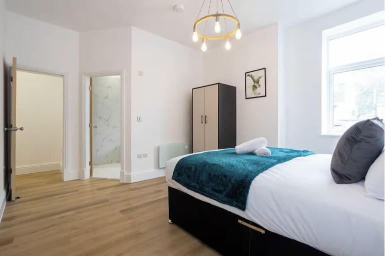 Room 3, Flat 1 15 Longley Road, Salford