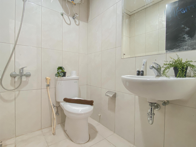 Bathroom 5, Basic Style and Homey 2BR at Apartment Nifarro Park By Travelio, Jakarta Selatan