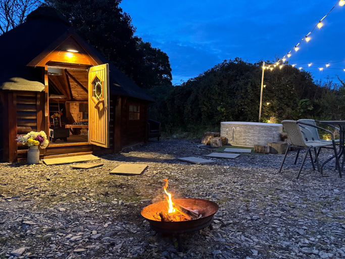Terrace/patio, Hobbit Haven Hot Tub and Countryside Bliss, Anglesey