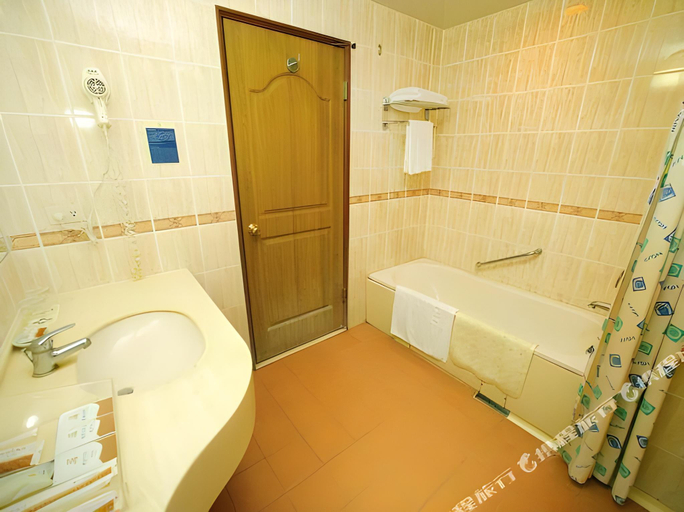 Bathroom 5, Chihpen Hot Springs Hostel , Taitung