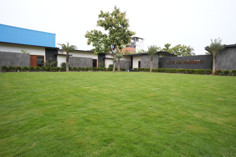 Outdoor banquet area, HF Pool Resorto, Kancheepuram