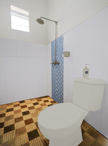 Bathroom 3, Hotel O Omah Bratan, Malang