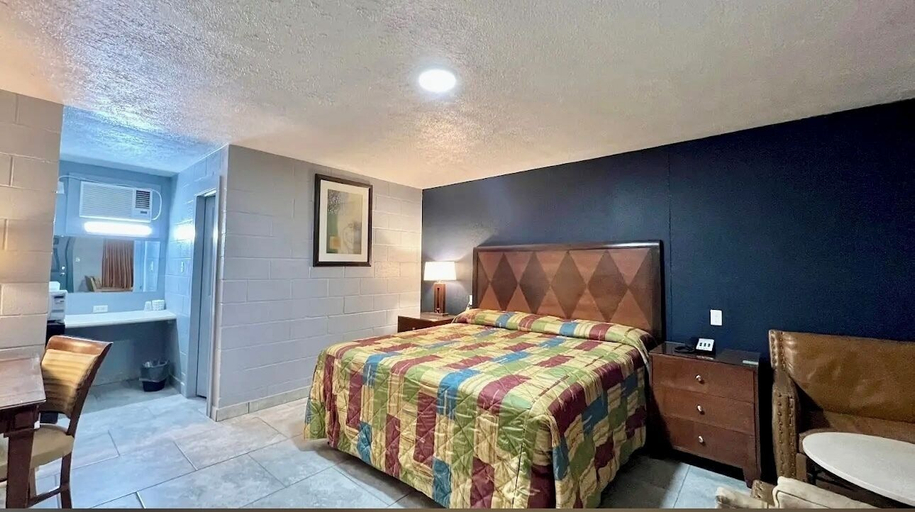 Bedroom 2, Arrowhead Motel, Burnet