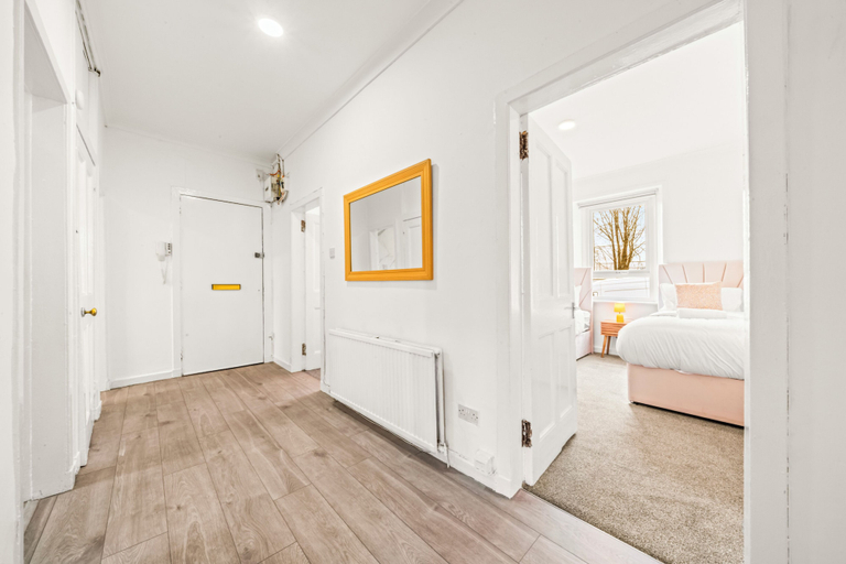 Hallway 5, Cosy and Bright 3-Bedroom Flat, Glasgow
