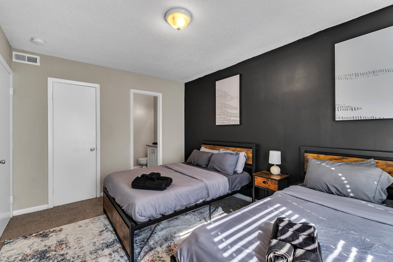 Room 1, King 2BR Suite in Research Triangle Park, Durham