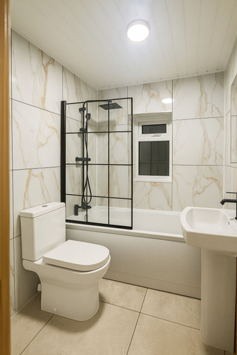 Bathroom 4, Prime 4BR Reading House & Free Parking, Reading