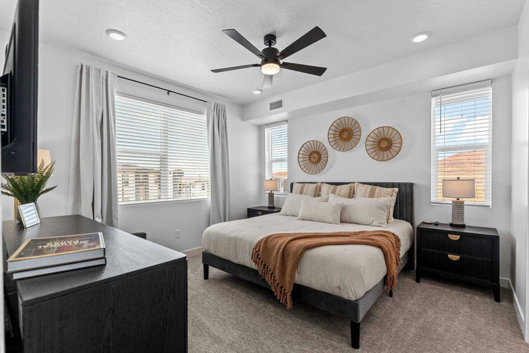 Room 4, Terra Vista Stay for 8, Washington