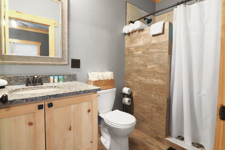 Bathroom 2, Whispering Whiskey, Sevier