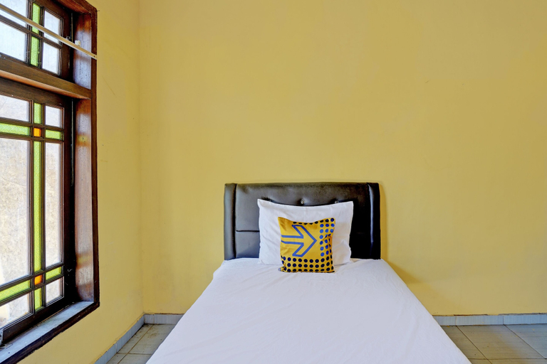 Room 2, SPOT ON 92480 Iwn Homestay Syariah, Banyuwangi
