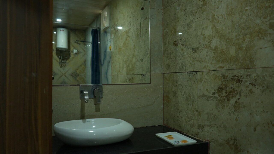 Bathroom 3, Hotel Holiday Fun Resort, Jaipur