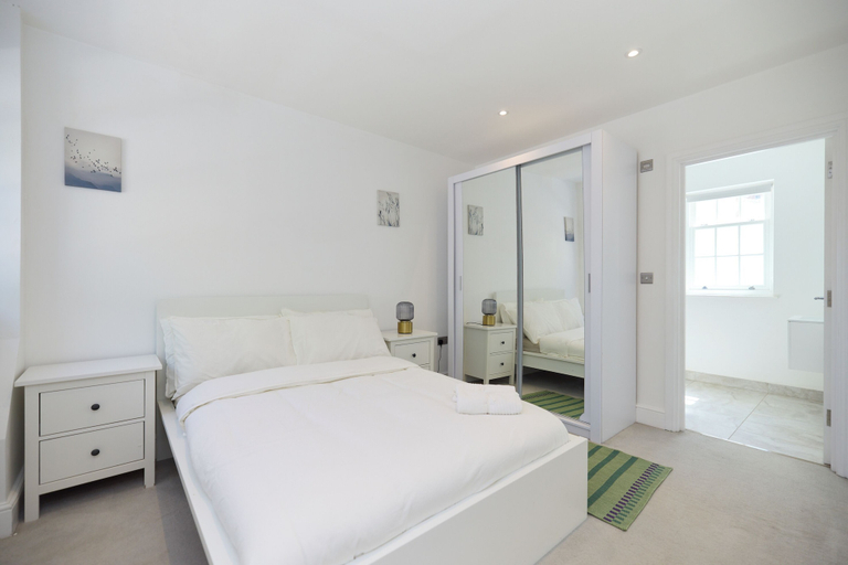 Room 2, Countryside Edge Flat, Surrey