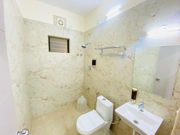 Bathroom 3, Hotel Sahara Tree, Bangalore