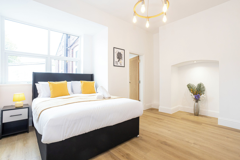 Room 4, Flat 2 15 Longley Road, Salford