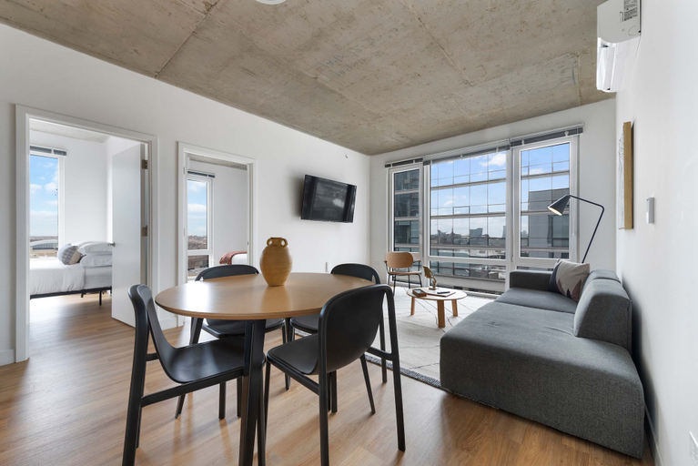 Room 3, Large Group Lincoln Park 4BR Near Train More, Cook
