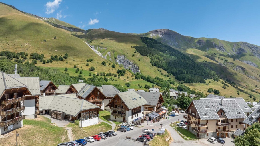 View from property 4, Cozy Alpine Apartment With Pool, Savoie