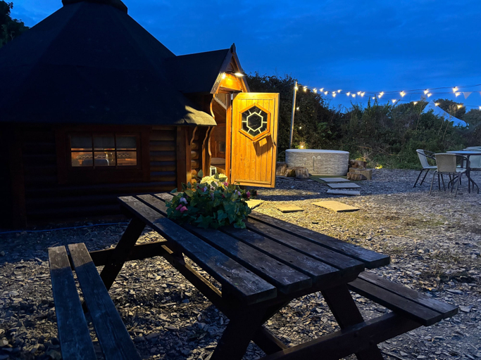 Outdoor dining 3, Hobbit Haven Hot Tub and Countryside Bliss, Anglesey