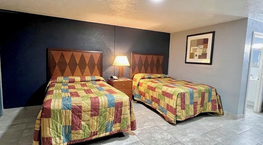 Bedroom 5, Arrowhead Motel, Burnet