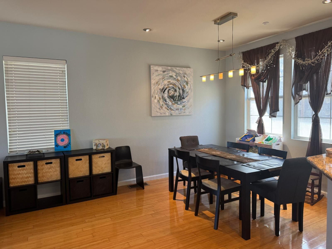 Dining 5, Large and Cozy Home 2BD 2BA Near SF, San Mateo