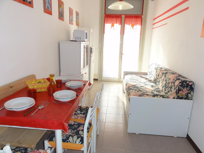 2, Beachside Apartment With Outdoor Space, Venezia