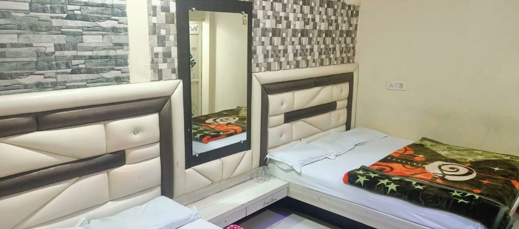 Room 4, Hotel Maa Tulsi Guest House, Ujjain
