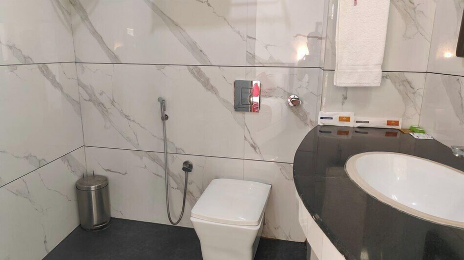 Bathroom 3, Hotel Guru Surbhi, Sirmaur