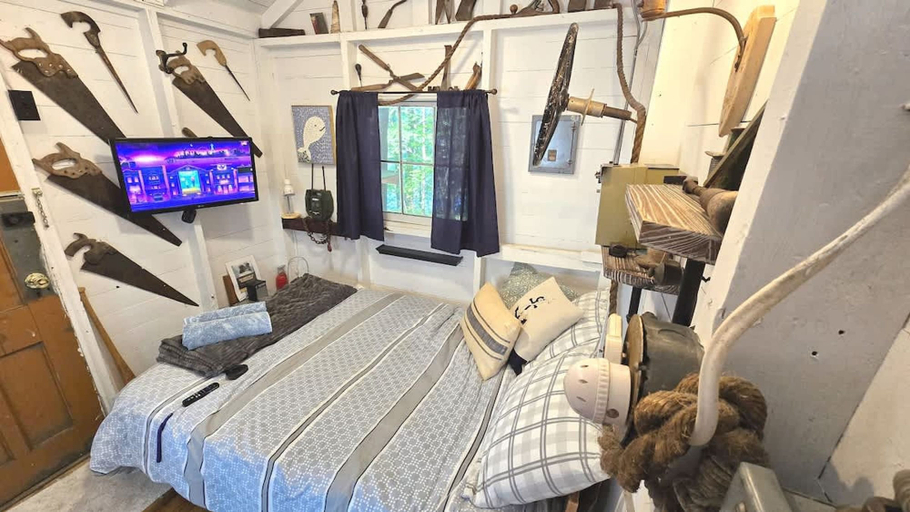 Room 2, The Stabbin Cabin Grant Island w Boat Hottub Pet, Lewis