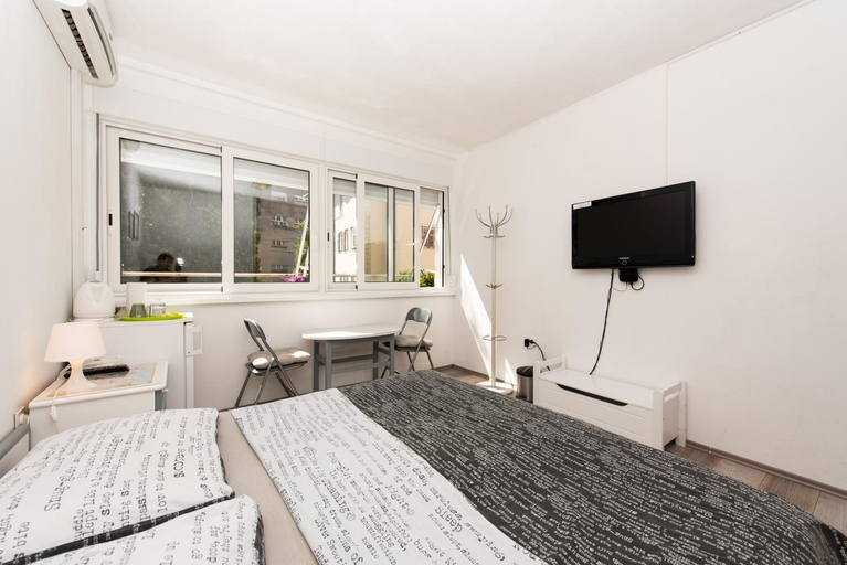 Shared lounge/TV area, Laghanini Apartments, Split