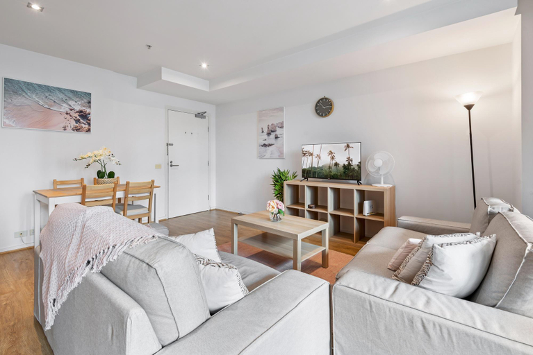 Others 5, Central 2-Bed Apartment with Parking, Pool and Gym, Melbourne