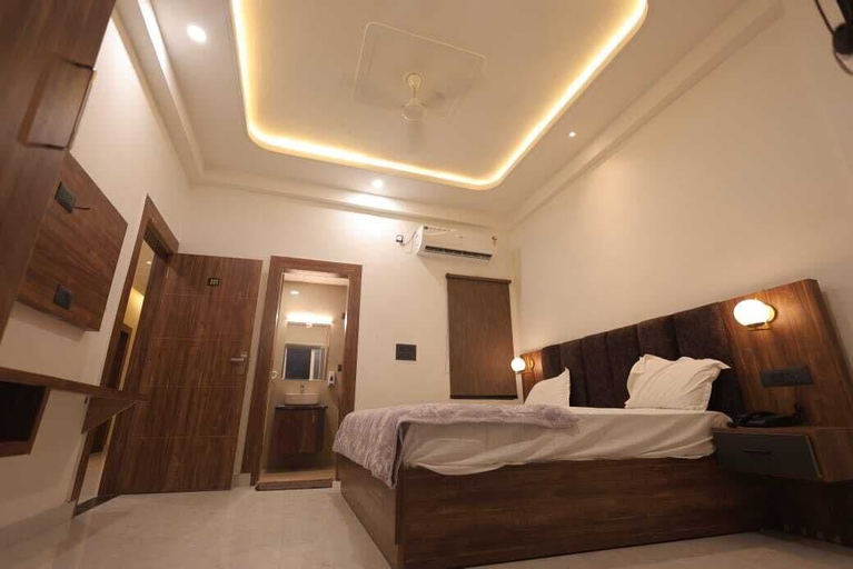 Room 4, PriyaKunj Dham Guest House, Mathura